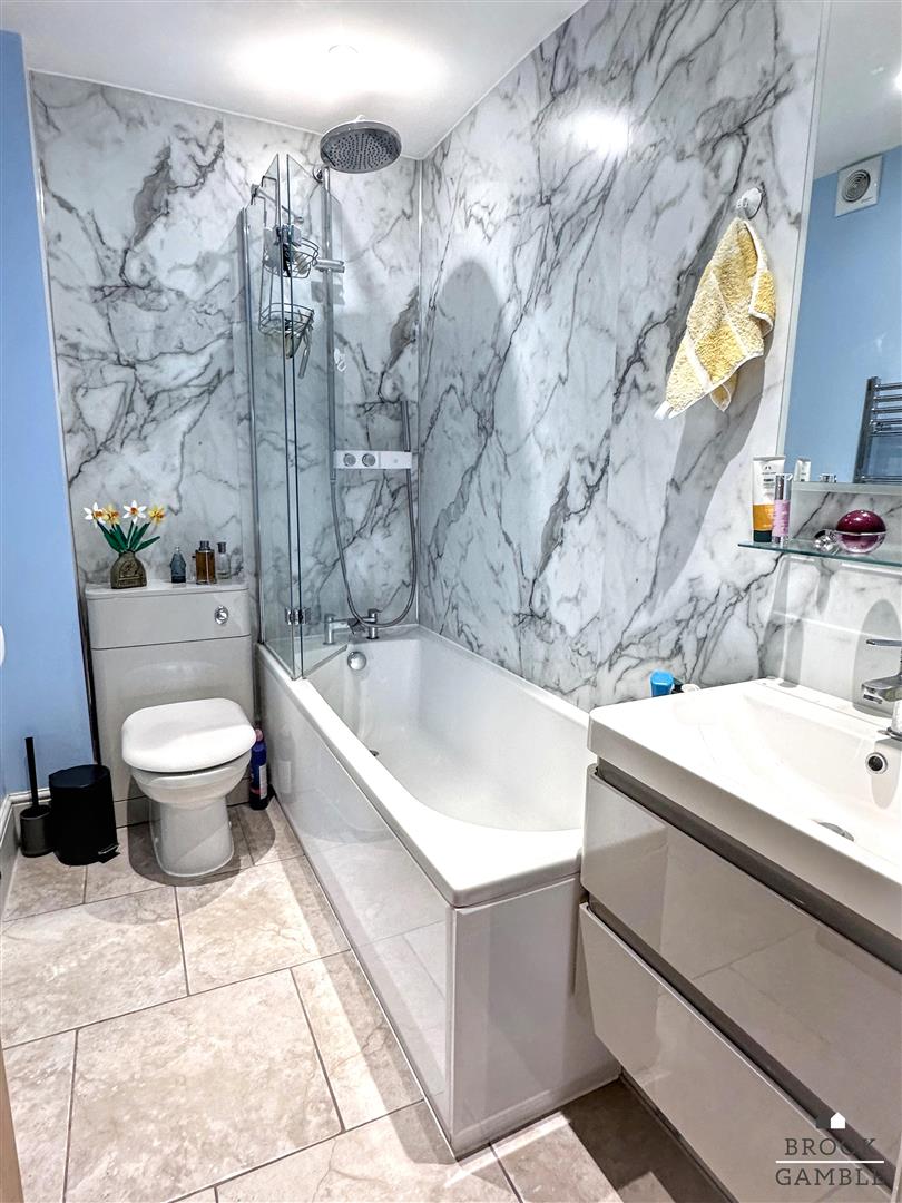 2 Bedroom Flat. Spencer Road in Eastbourne,  14